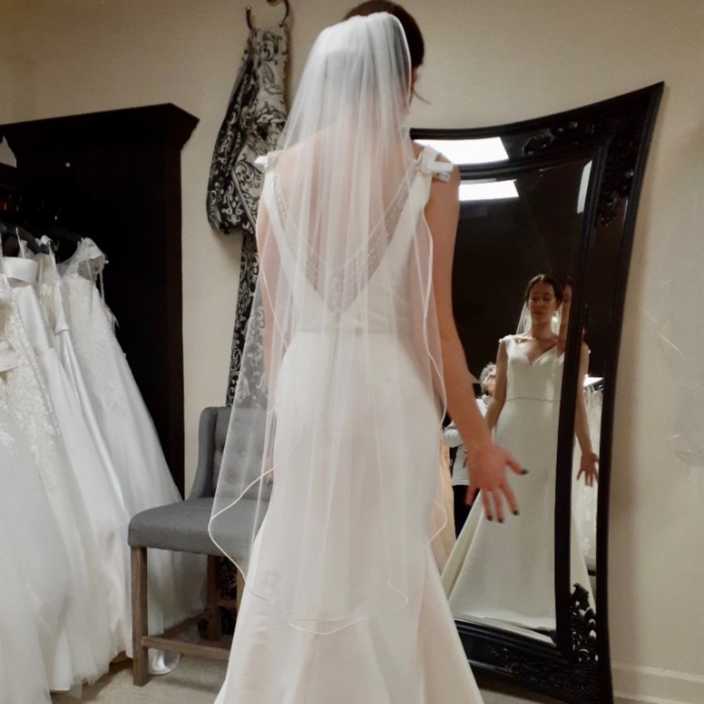 Elegant Satin Trim Ivory Bridal Veil